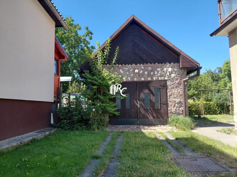 Rodinný dom Martin – Podháj, 5 izieb a pozemok 621 m² - Rodinný dom na ulici Riečiny v Martine s kamenným obkladom a zeleným trávnikom.