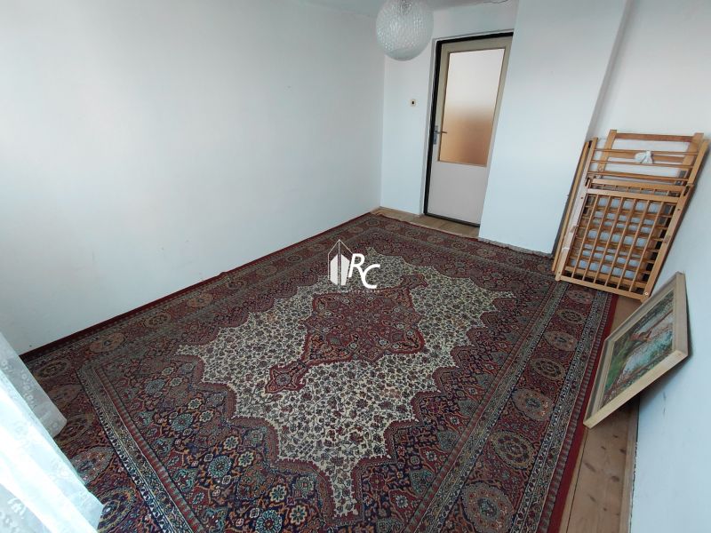 Rodinný dom Martin – Podháj, 5 izieb a pozemok 621 m² - Miesto v Rodinnom dome s veľkým vzorovaným kobercom a bielymi stenami.