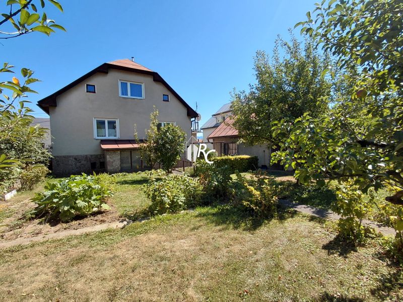 Rodinný dom Martin – Podháj, 5 izieb a pozemok 621 m² - Rodinný dom na ulici Riečiny v Martine s upravenou záhradou a stromami.