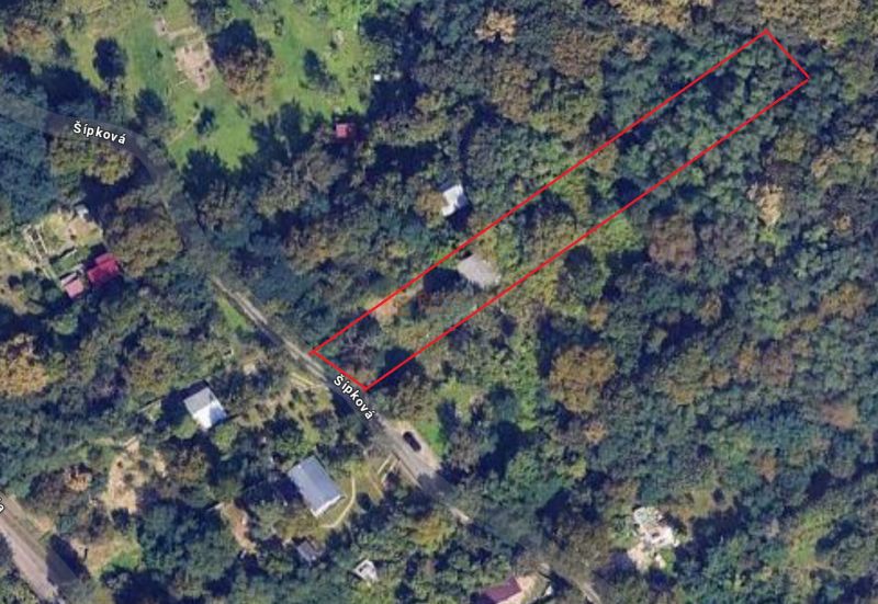 Záhrada s chatkou v tichej časti Košíc - Krásna, Šípková ul. - Letecká snímka zobrazujúca parcelu v oblasti Šípková, Záhrady, Košice - mestská časť Krásna.