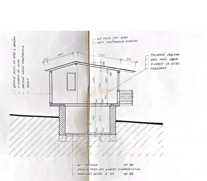 Záhrada s chatkou v tichej časti Košíc - Krásna, Šípková ul. - Stavebný projekt drevodomu so sedlovou strechou a podlahou s dreveným dekorom.