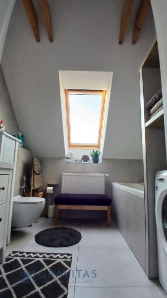 Na predaj rodinný dom, Blatnica - Kúpeľňa v Rodinnom dome s vaňou a strešným oknom.