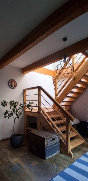 Na predaj rodinný dom, Blatnica - Drevené schodisko a podlaha s dreveným dekorom v rodinnom dome.