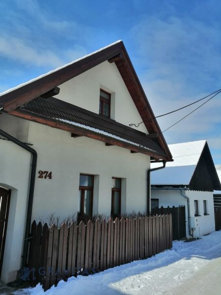 Na predaj rodinný dom, Blatnica - Rodinný dom v Blatnici s dreveným plotom a zasneženou strechou.