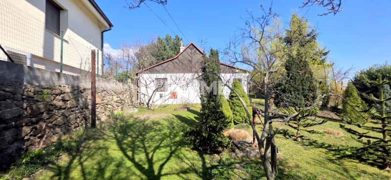 Jedinečný pozemok s domom pod lesom vo Svätom Jure – Neštich  - Záhrada pri dome na Mariánskej ceste, Svätý Jur, vhodné pre Pozemky - bývanie.