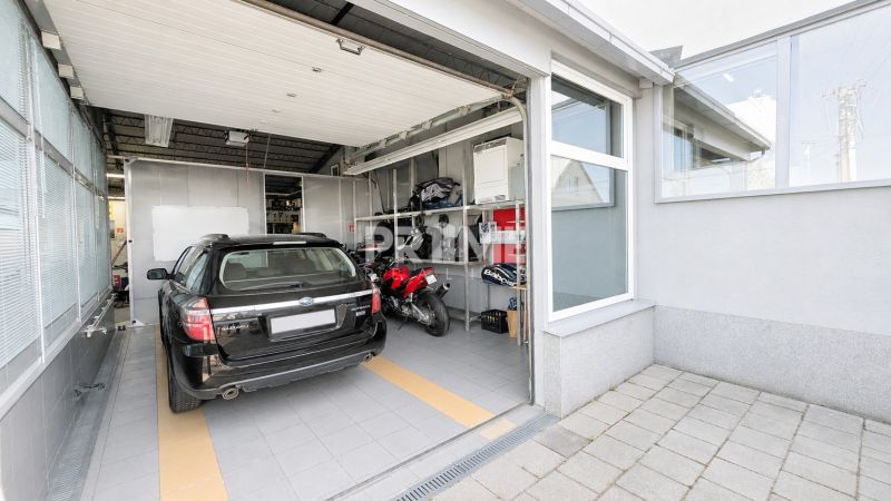 MODERNÝ, ZABEHNUTÝ, KOMPLETNE ZARIADENÝ AUTOSERVIS, LOZORNO - Automobil a motocykel vo výrobných priestoroch na Potočnej ulici v Lozorne.