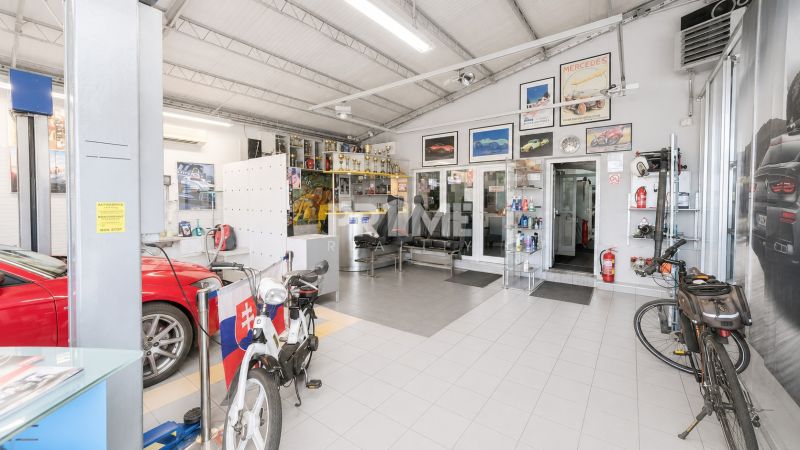 MODERNÝ, ZABEHNUTÝ, KOMPLETNE ZARIADENÝ AUTOSERVIS, LOZORNO - Výrobné priestory s motorkou, autom a trofejami, doplnené vitrínami a plagátmi.