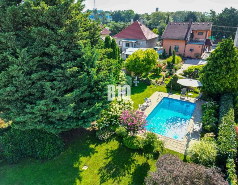 Priestranný 5-izbový rodinný dom (190 m²) s krásne upraveným 13a pozem - Záhrada s bazénom pri rodinnom dome na ulici Bratislavská v Malinove.