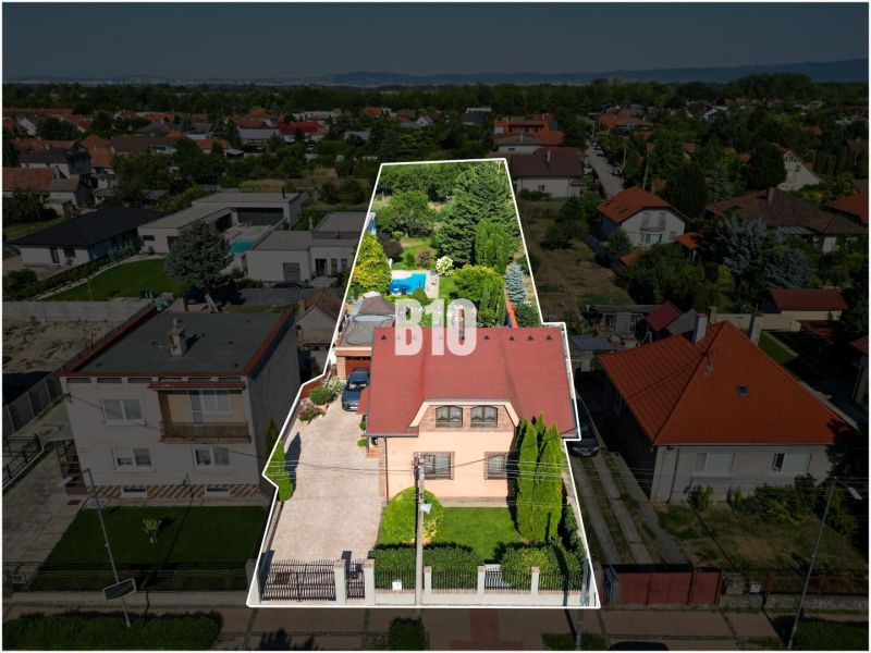 Priestranný 5-izbový rodinný dom (190 m²) s krásne upraveným 13a pozem - Rodinný dom na Bratislavskej ulici v Malinove obklopený zeleňou a susednými domami.