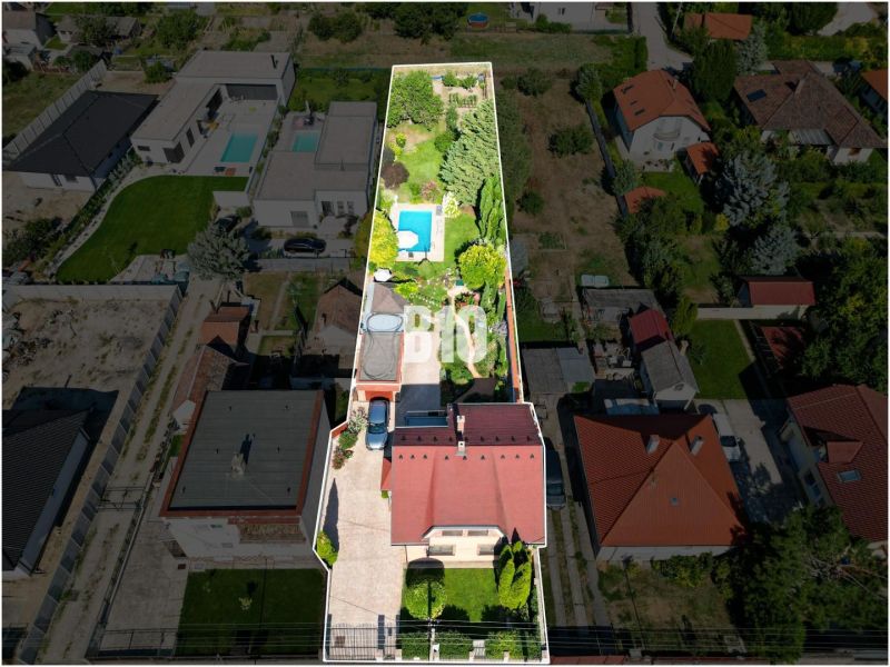 Priestranný 5-izbový rodinný dom (190 m²) s krásne upraveným 13a pozem - Letecký pohľad na rodinný dom na Bratislavskej ulici v Malinove s veľkou záhradou.