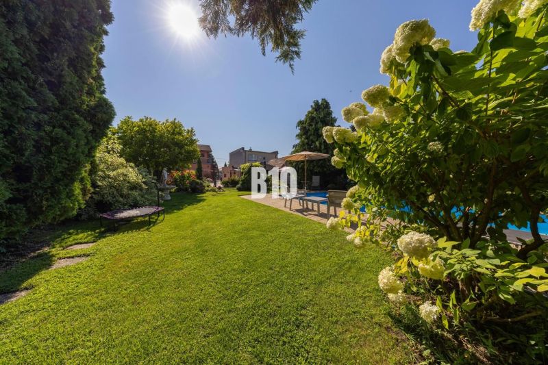 Priestranný 5-izbový rodinný dom (190 m²) s krásne upraveným 13a pozem - Záhrada rodinného domu na Bratislavskej ulici v Malinove s bazénom a zeleňou.