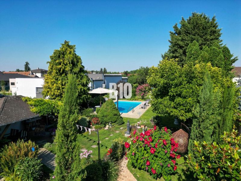 Priestranný 5-izbový rodinný dom (190 m²) s krásne upraveným 13a pozem - Záhrada rodinného domu na Bratislavskej ulici v Malinove s bazénom a zeleňou.