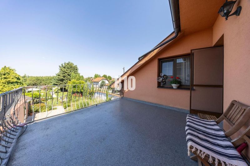 Priestranný 5-izbový rodinný dom (190 m²) s krásne upraveným 13a pozem - Terasa rodinného domu na Bratislavskej ulici v Malinove s výhľadom na záhrady a stromy.