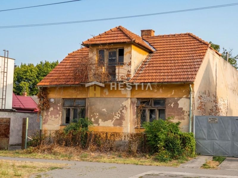5-IZBOVÝ RODINNÝ DOM V ŠAŠTÍNE-STRÁŽACH – NA KOMPLETNÚ REKONŠTRUKCIU