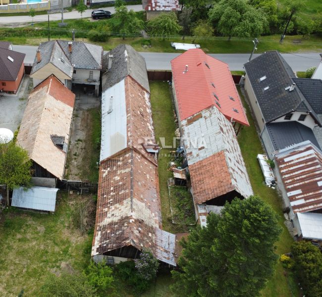 RODINNÝ DOM NA  REKONŠTRUKCIU PODĽA VLASTNÝCH PREDSTÁV, PONIKY, 1157M2 - Letecký pohľad na nehnuteľnosti na Družstevnej ulici v Ponikách, tradičné rodinné domy.