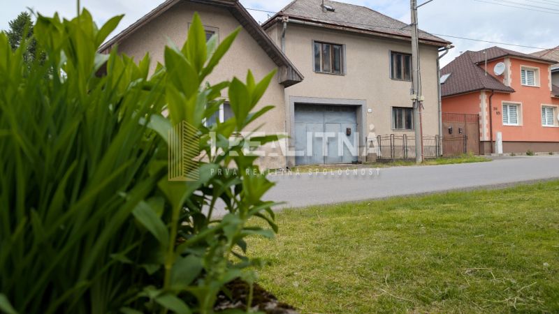 RODINNÝ DOM NA  REKONŠTRUKCIU PODĽA VLASTNÝCH PREDSTÁV, PONIKY, 1157M2 - Rodinný dom na Družstevnej ulici v Ponikách obklopený zeleňou a susednými domami.