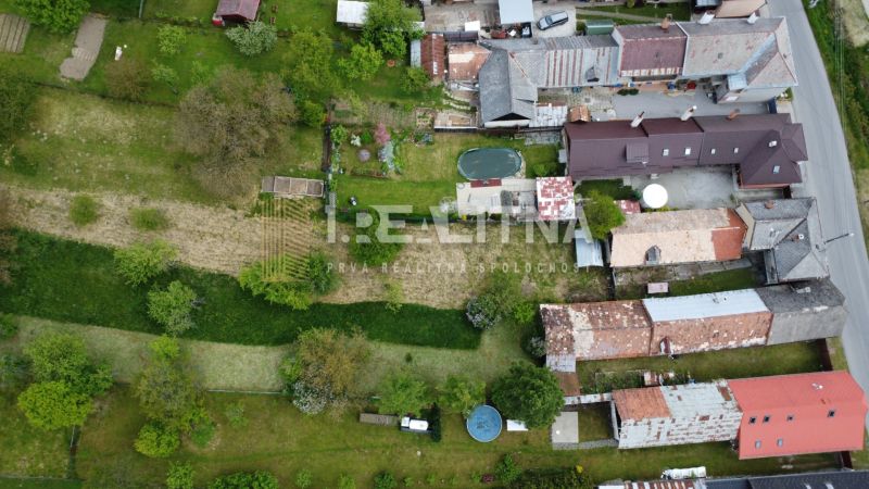 RODINNÝ DOM NA  REKONŠTRUKCIU PODĽA VLASTNÝCH PREDSTÁV, PONIKY, 1157M2 - Letecký pohľad na záhrady a Rodinné domy na Družstevnej v Ponikách.