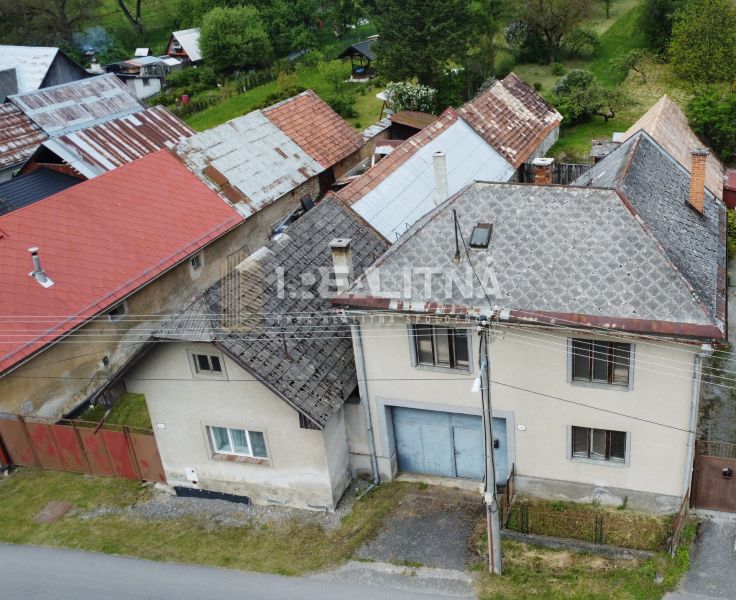 RODINNÝ DOM NA  REKONŠTRUKCIU PODĽA VLASTNÝCH PREDSTÁV, PONIKY, 1157M2 - Rodinný dom na Družstevnej ulici v Ponikách so staršími strechami a záhradou v pozadí.