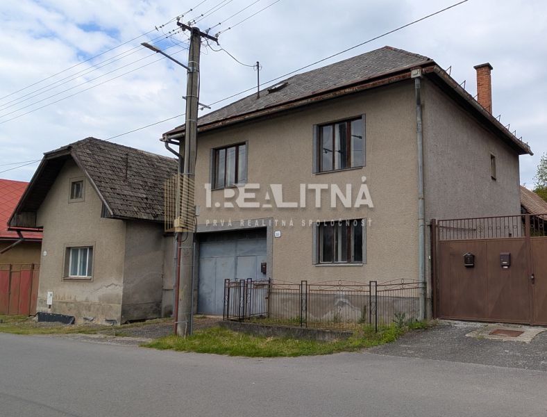 RODINNÝ DOM NA  REKONŠTRUKCIU PODĽA VLASTNÝCH PREDSTÁV, PONIKY, 1157M2 - Rodinný dom na Družstevnej ulici v Ponikách s drevenou strechou a plotom.