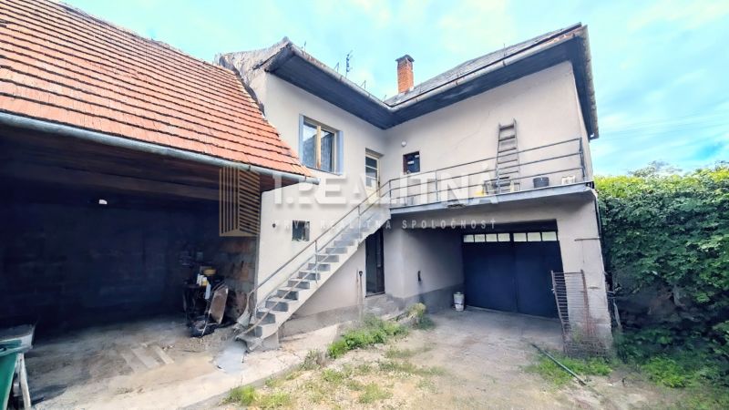 RODINNÝ DOM NA  REKONŠTRUKCIU PODĽA VLASTNÝCH PREDSTÁV, PONIKY, 1157M2 - Rodinný dom na Družstevnej ulici v Ponikách s garážou a prístupovými schodmi.