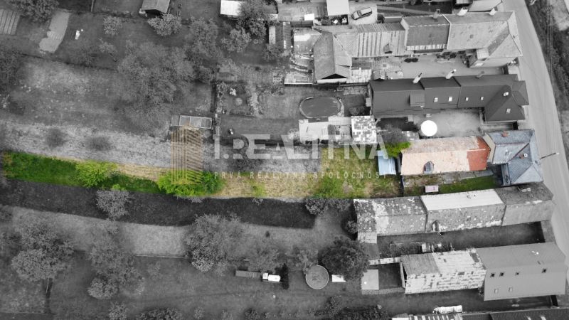RODINNÝ DOM NA  REKONŠTRUKCIU PODĽA VLASTNÝCH PREDSTÁV, PONIKY, 1157M2 - Letecký pohľad na záhrady a budovy v Družstevnej ulici v Ponikách.