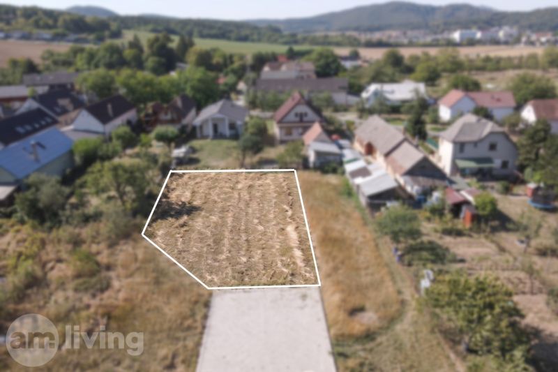STAVEBNÝ POZEMOK na PREDAJ - 698m² N. Dubnica časť Veľký Kolačín