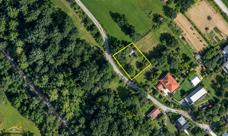 POZEMOK 428 m² V OBCI RADÔSTKA – CHATKA SO SÚPISNÝM ČÍSLOM, STUDŇA