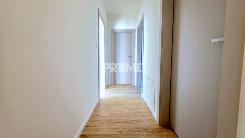 MODERNÝ 4i byt, PREDZÁHRADKA, TERASA, KLÍMA, PARKING, Granitová ulica - Chodba v 4-izbovom byte s podlahou s dreveným dekorom.