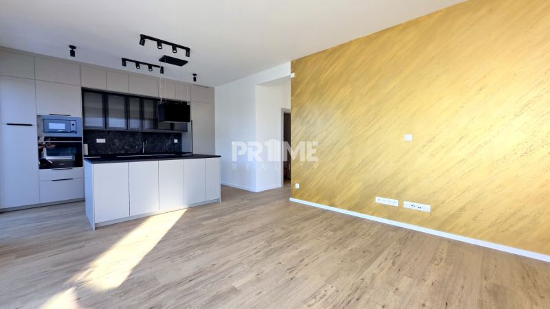 MODERNÝ 4i byt, PREDZÁHRADKA, TERASA, KLÍMA, PARKING, Granitová ulica - Kuchyňa v 4-izbovom byte s podlahou s dreveným dekorom a zlatou stenou.