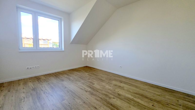 MODERNÝ 4i byt, PREDZÁHRADKA, TERASA, KLÍMA, PARKING, Granitová ulica - Prázdna izba s podlahou s dreveným dekorom v 4-izbovom byte.