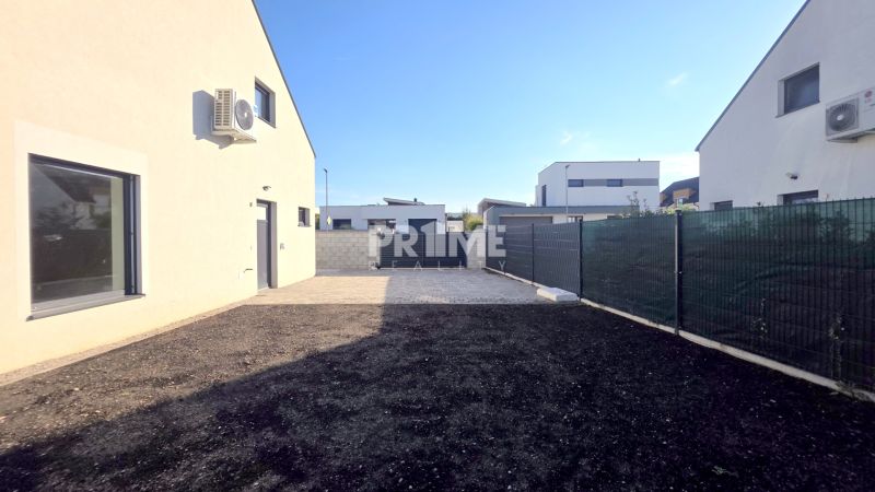 MODERNÝ 4i byt, PREDZÁHRADKA, TERASA, KLÍMA, PARKING, Granitová ulica - Dvor pri 4-izbovom byte na Krištálovej ulici v Bratislave - Jarovce.