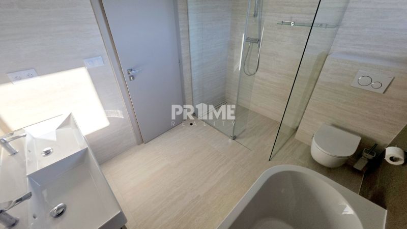 MODERNÝ 4i byt, PREDZÁHRADKA, TERASA, KLÍMA, PARKING, Granitová ulica - Kúpeľňa so sprchovacím kútom, umývadlom a toaletou v 4-izbovom byte.
