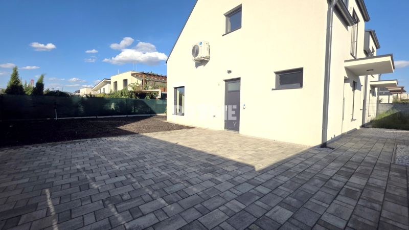 MODERNÝ 4i byt, PREDZÁHRADKA, TERASA, KLÍMA, PARKING, Granitová ulica - Dvor 4-izbového bytu na Krištalovej ulici v Bratislave-Jarovciach s dlažbou.