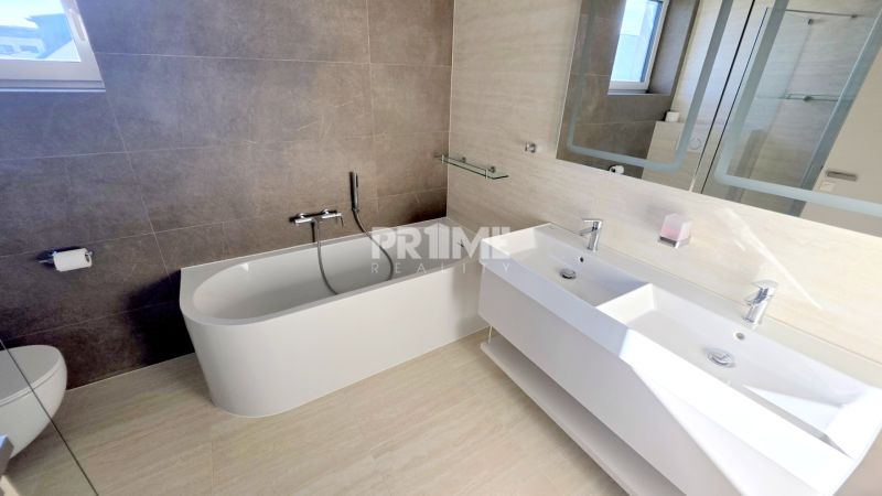 MODERNÝ 4i byt, PREDZÁHRADKA, TERASA, KLÍMA, PARKING, Granitová ulica - Kúpeľňa v 4-izbovom byte s vaňou, dvojumývadlom a sivými obkladmi.