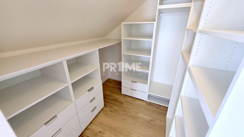 MODERNÝ 4i byt, PREDZÁHRADKA, TERASA, KLÍMA, PARKING, Granitová ulica - Šatník v 4-izbovom byte s bielymi skrinkami a podlahou s dreveným dekorom.