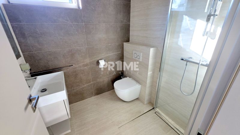 MODERNÝ 4i byt, PREDZÁHRADKA, TERASA, KLÍMA, PARKING, Granitová ulica - Kúpeľňa v 4-izbovom byte so sprchovým kútom a podlahou s dreveným dekorom.