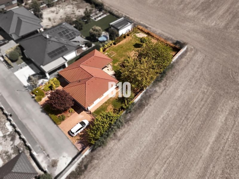 ŠIKOVNÝ 5 izbový dom blízko Nitry - Letecký pohľad na rodinný dom v Beladiciach obklopený záhradou a príjazdovou cestou.