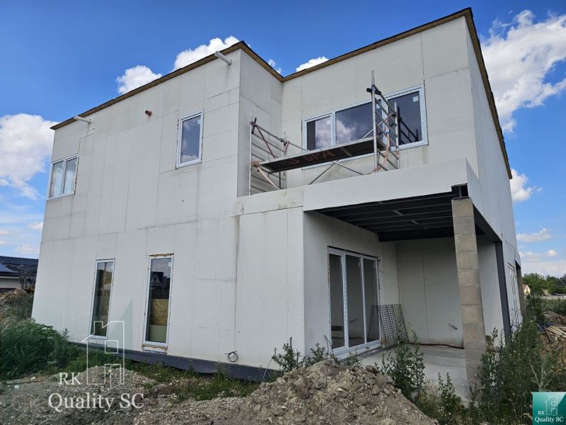 Okr. SeAnec - TOMÁŠOV - EXKLUZÍVNE NA PREDAJ NOVOSTAVBA - dva 4 izb. b - Stavebný rodinný dom v Tomášove s neomietnutou fasádou a balkónom.