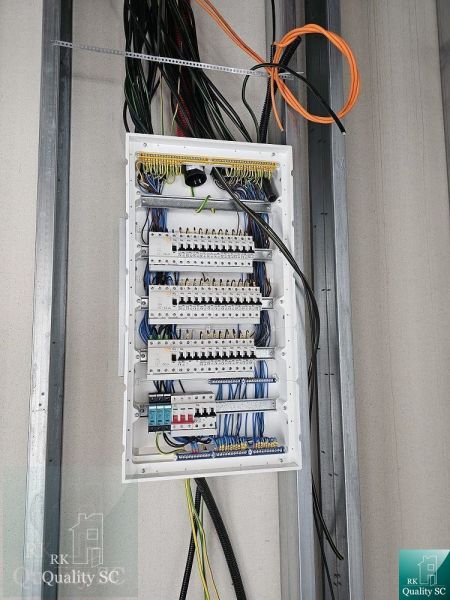 Okr. Senec - TOMÁŠOV - EXKLUZÍVNE NA PREDAJ NOVOSTAVBA - dva 4 izb. by - Elektroinštalačný rozvádzač s káblami v rodinnom dome na Lichnerovej ulici v Senci.