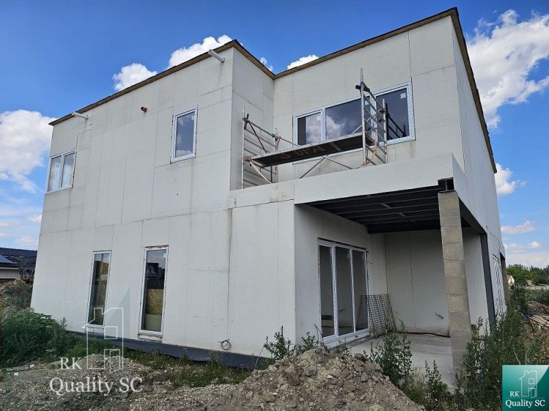 Okr. Senec - TOMÁŠOV - EXKLUZÍVNE NA PREDAJ NOVOSTAVBA - dva 4 izb. by - Nedokončená stavba rodinného domu na Lichnerovej ulici v Senci.