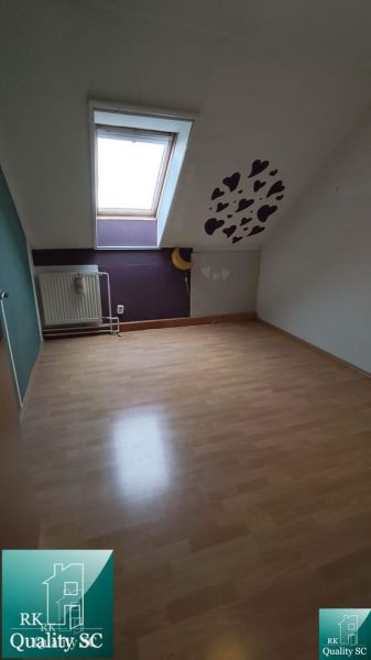 Okres SENEC - obec ČATAJ - NA PREDAJ 4. izbový priestranný mezonetový  - Podkrovná izba v 4-izbovom byte s podlahou s dreveným dekorom a strešným oknom.