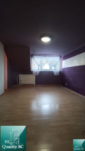Okres SENEC - obec ČATAJ - NA PREDAJ 4. izbový priestranný mezonetový  - Izba so strešným oknom, podlaha s dreveným dekorom, fialové steny, 4-izbový byt.