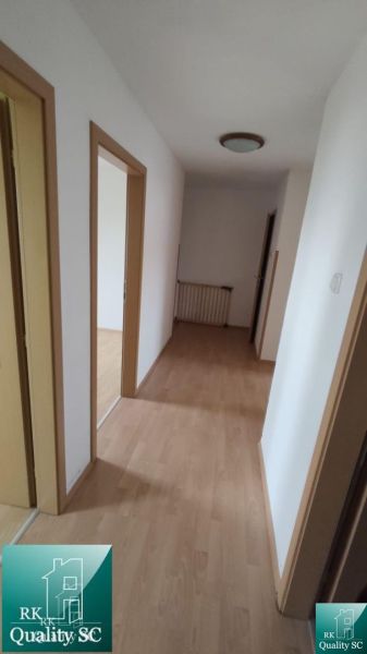Okres SENEC - obec ČATAJ - NA PREDAJ 4. izbový priestranný mezonetový  - Chodba so svetlými stenami a podlahou s dreveným dekorom v 3-izbovom byte.