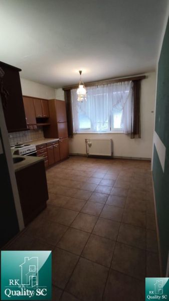Okres SENEC - obec ČATAJ - NA PREDAJ 4. izbový priestranný mezonetový  - Kuchyňa v 4-izbovom byte s keramickou podlahou a kuchynskou linkou.