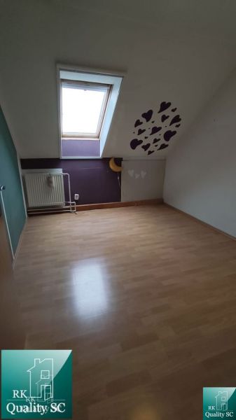 Okres SENEC - obec ČATAJ - NA PREDAJ 4. izbový priestranný mezonetový  - Izba v 3-izbovom byte s podlahou s dreveným dekorom a strešným oknom.