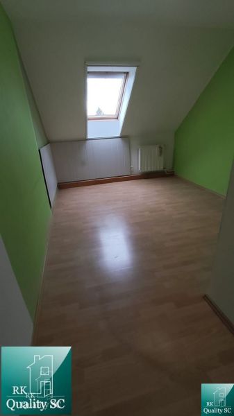 Okres SENEC - obec ČATAJ - NA PREDAJ 4. izbový priestranný mezonetový  - Izba s podlahou s dreveným dekorom a strešným oknom v 3-izbovom byte.