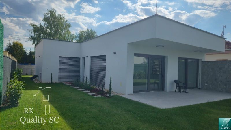 Okr. Senec - Tureň - NA PREDAJ nízkoenergetická novostavba - 4 izbový  - Rodinný dom na Lichnerovej ulici v Senci so zeleným trávnikom a terasou.