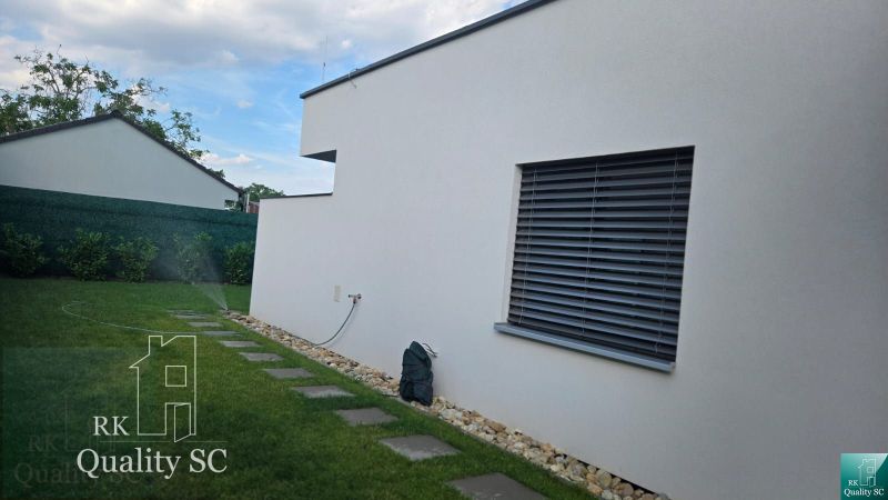 Okr. Senec - Tureň - NA PREDAJ nízkoenergetická novostavba - 4 izbový  - Rodinný dom na Lichnerovej ulici v Senci so záhradou a bielou fasádou.