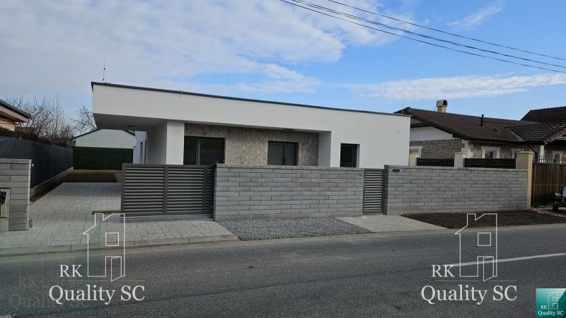 Okr. Senec - Tureň - NA PREDAJ nízkoenergetická novostavba - 4 izbový  - Rodinný dom na Lichnerovej ulici, Senec, s kamenným plotom a minimalistickou fasádou.