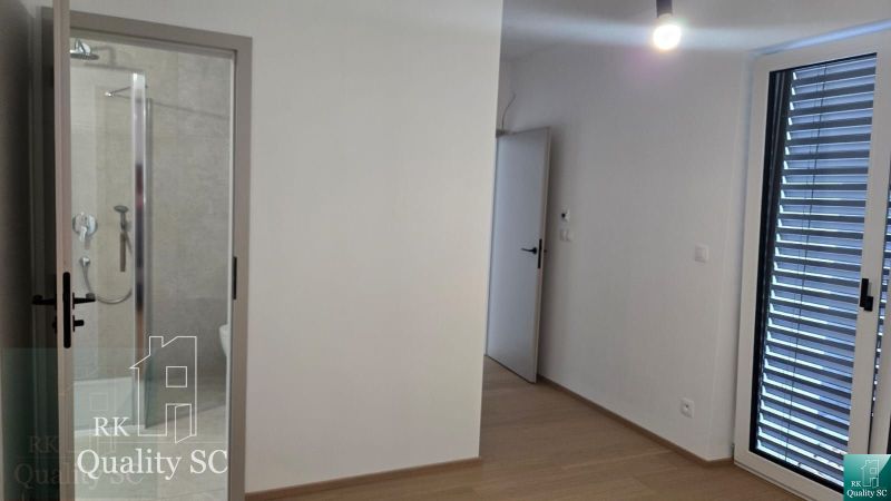 Okr. Senec - Tureň - NA PREDAJ nízkoenergetická novostavba - 4 izbový  - Izba s podlahou s dreveným dekorom, sprchovacím kútom a oknom v rodinnom dome.